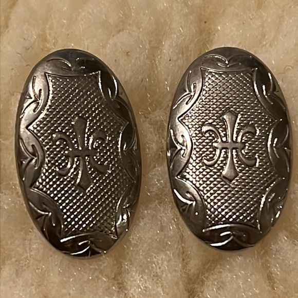 Silver Design Metal Pierce Earrings - Picture 8 of 16